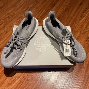 Adidas Ultraboost 22 - Grey